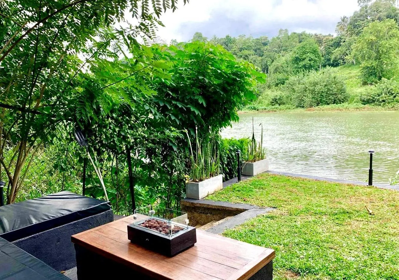 Riverside Retreat Cozy Space,Endless Views Apartment Kandy